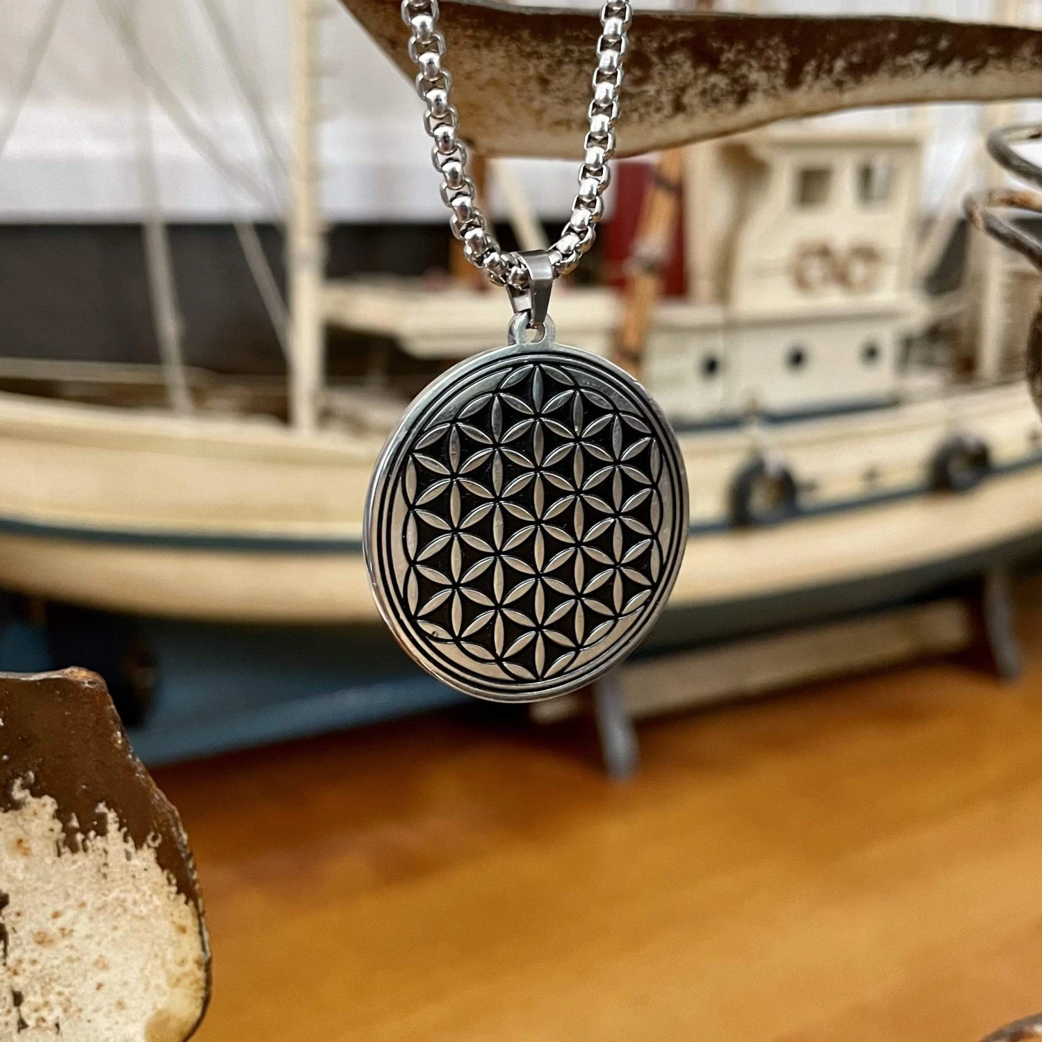 Collier Fleur de vie en acier Collier Fleur De Vie En Acier -Mathieu Blan Chard Soldes mathieu blanchard collier collier fleur de vie en acier 30756641800359