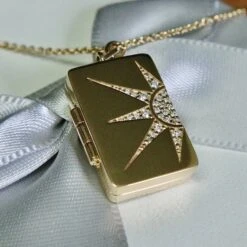 Collier Porte-photo Soleil En Or 14K Et Diamants 2 Collier Porte-photo Soleil En Or 14K Et Diamants -Mathieu Blan Chard Soldes mathieu blanchard collier porte photo en or 14k et diamants 39109385421048