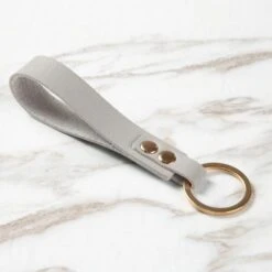 Porte-clef Minimaliste -Mathieu Blan Chard Soldes mathieu blanchard gris porte clef en cuir minimaliste 30702924464295