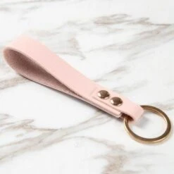 Porte-clef Minimaliste -Mathieu Blan Chard Soldes mathieu blanchard rose porte clef en cuir minimaliste 36309379449080