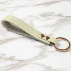 Porte-clef Minimaliste -Mathieu Blan Chard Soldes mathieu blanchard vert porte clef en cuir minimaliste 30702924267687