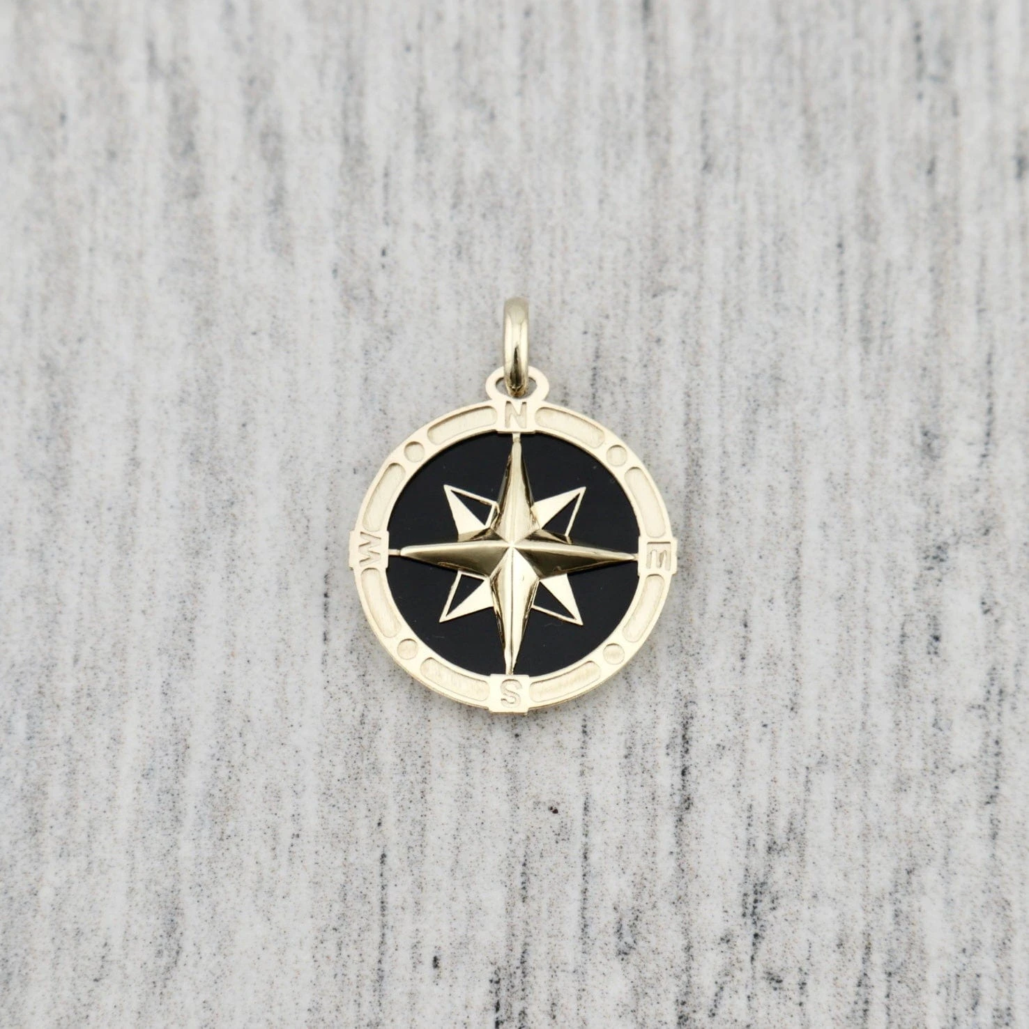 Pendentif Boussole en or jaune 10K Pendentif Boussole En Or Jaune 10K -Mathieu Blan Chard Soldes pendentif boussole en or jaune 10k dore or 10k py o4 801 black onyx pendentif boussole en or jaune 10k mathieu blanchard joailliers mathieu blanchard joaillerie 1051422937