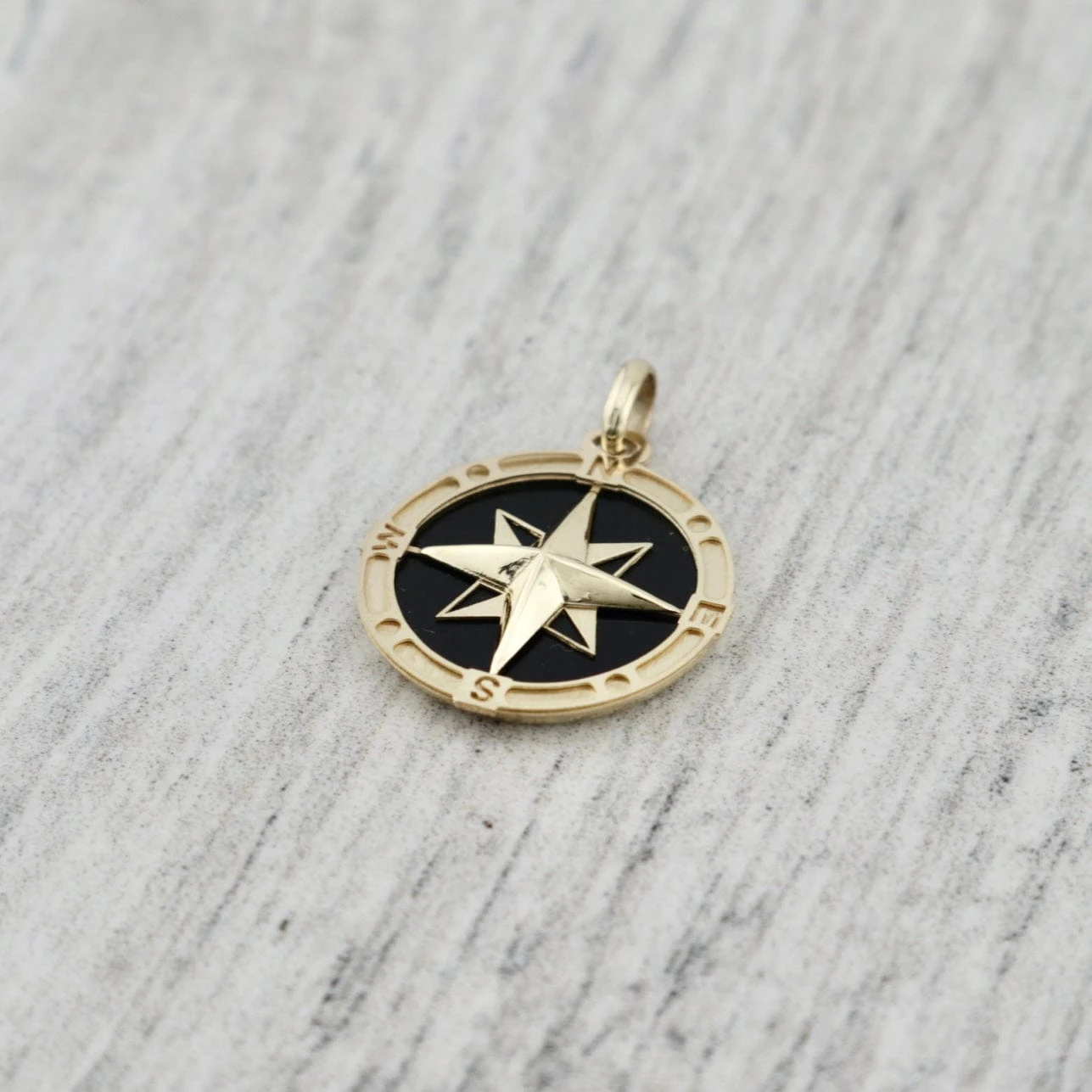 Pendentif Boussole en or jaune 10K Pendentif Boussole En Or Jaune 10K -Mathieu Blan Chard Soldes pendentif boussole en or jaune 10k dore or 10k py o4 801 black onyx pendentif boussole en or jaune 10k mathieu blanchard joailliers mathieu blanchard joaillerie 1051422946