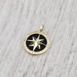 Pendentif Boussole En Or Jaune 10K 2 Pendentif Boussole En Or Jaune 10K -Mathieu Blan Chard Soldes pendentif boussole en or jaune 10k dore or 10k py o4 801 black onyx pendentif boussole en or jaune 10k mathieu blanchard joailliers mathieu blanchard joaillerie 1051422968