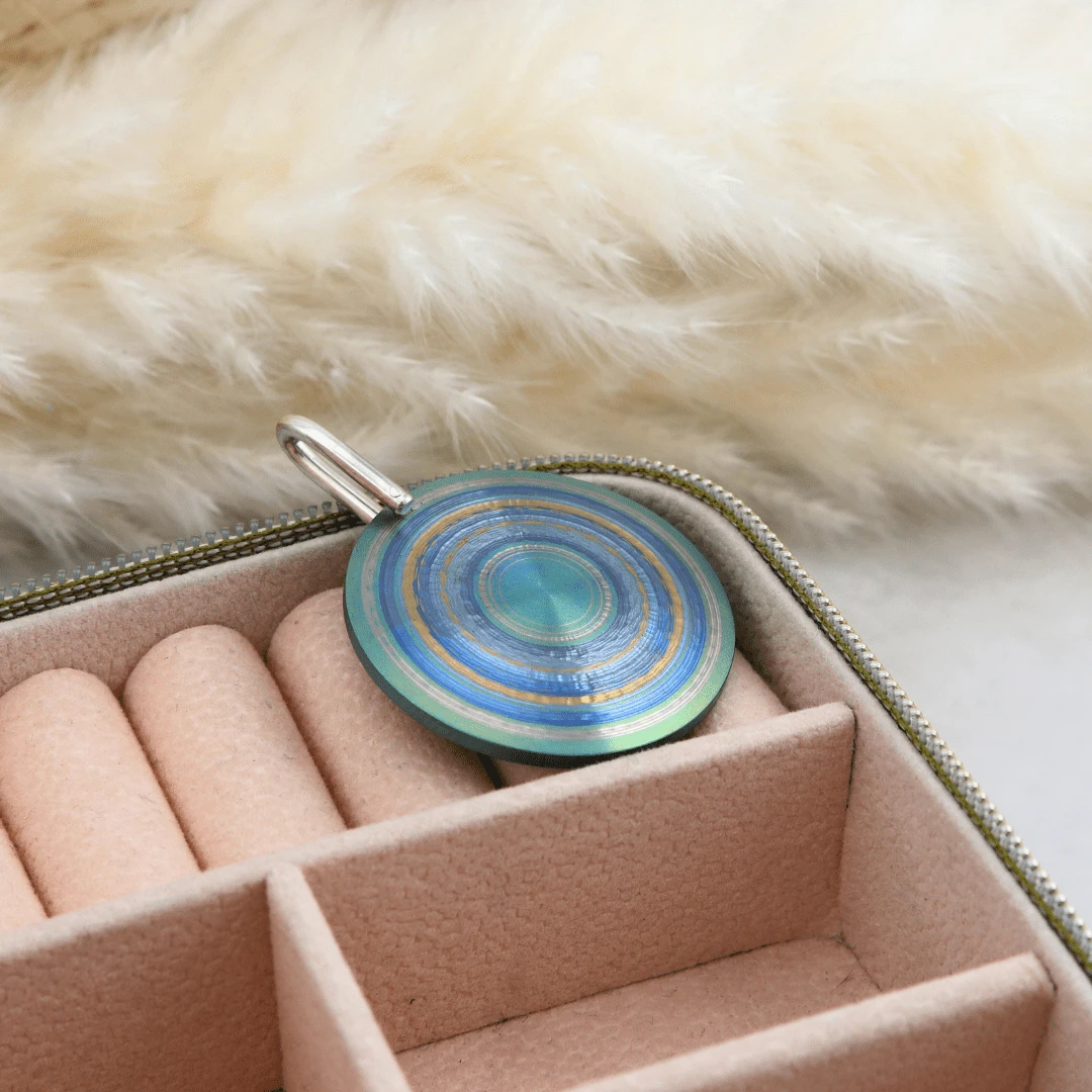 Pendentif en argent sterling et titane Pendentif En Argent Sterling Et Titane -Mathieu Blan Chard Soldes pendentif en argent sterling et titane christine dwane ppec14276s 32 pendentif en argent et titane christine dwane x mathieu blanchard mathieu blanchard joaillerie 1170887134