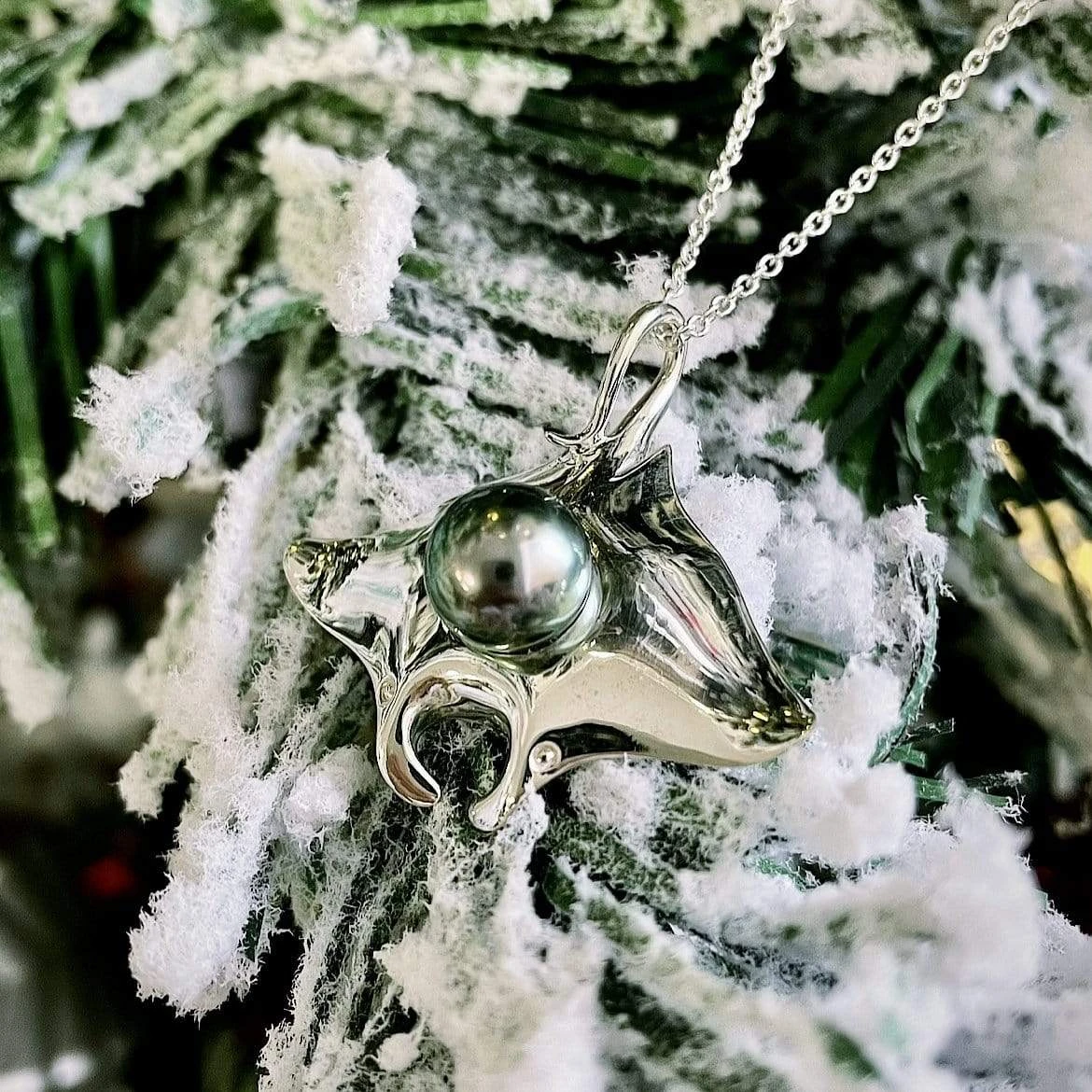 Collier Raie Manta en argent sterling et perle de Tahiti 9mm Collier Raie Manta En Argent Sterling Et Perle De Tahiti 9mm -Mathieu Blan Chard Soldes tereva colas colliers collier raie manta en argent sterling et perle de tahiti 9mm 36314459865336