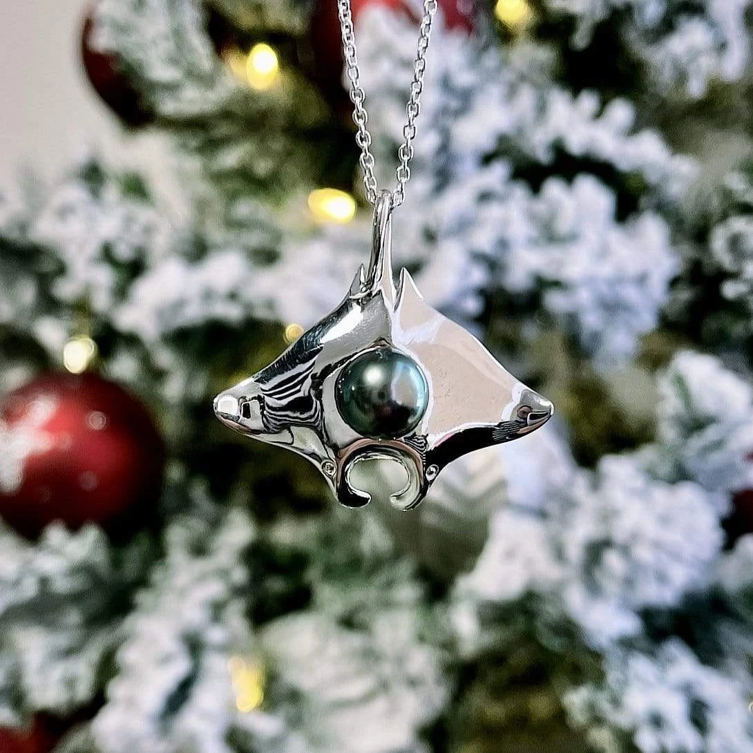 Collier Raie Manta en argent sterling et perle de Tahiti 9mm Collier Raie Manta En Argent Sterling Et Perle De Tahiti 9mm -Mathieu Blan Chard Soldes tereva colas colliers collier raie manta en argent sterling et perle de tahiti 9mm 36314470318328