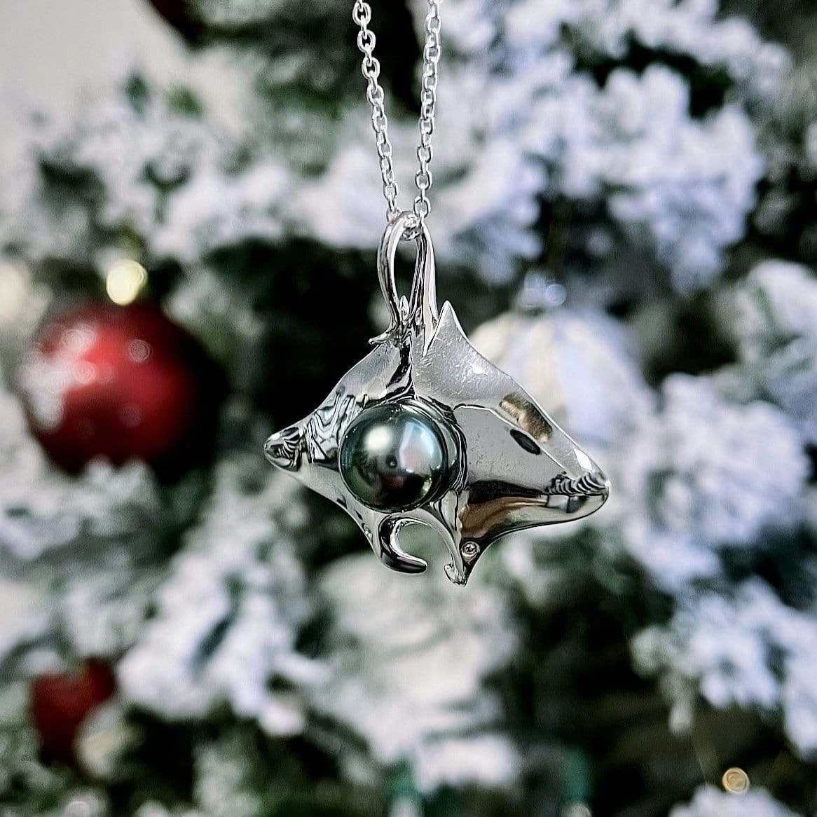 Collier Raie Manta en argent sterling et perle de Tahiti 9mm Collier Raie Manta En Argent Sterling Et Perle De Tahiti 9mm -Mathieu Blan Chard Soldes tereva colas colliers collier raie manta en argent sterling et perle de tahiti 9mm 36314494566648